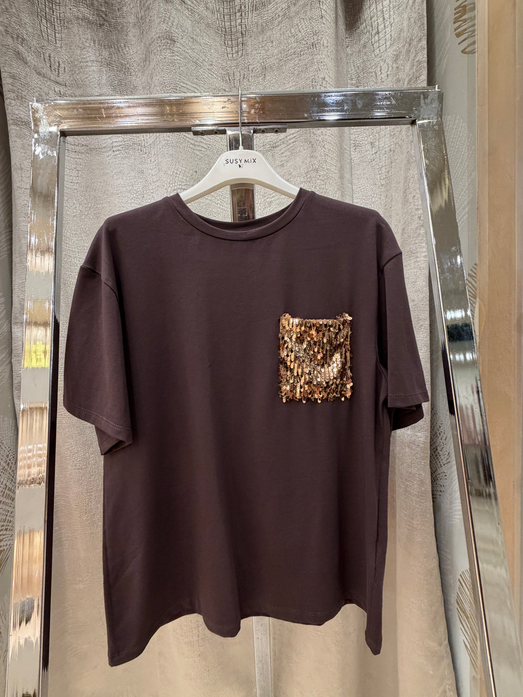 T-shirt con taschino paillettes