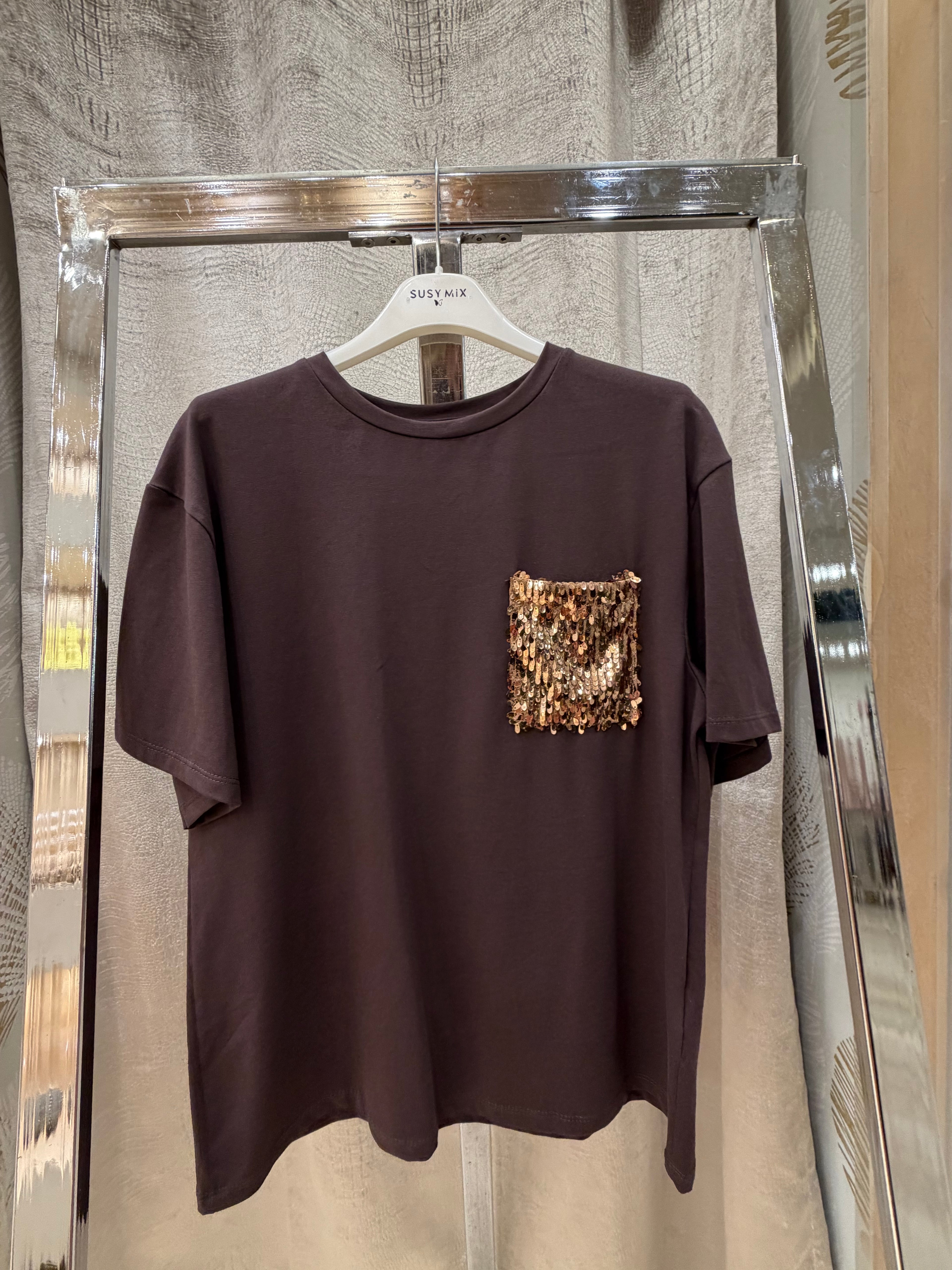 T-shirt con taschino paillettes