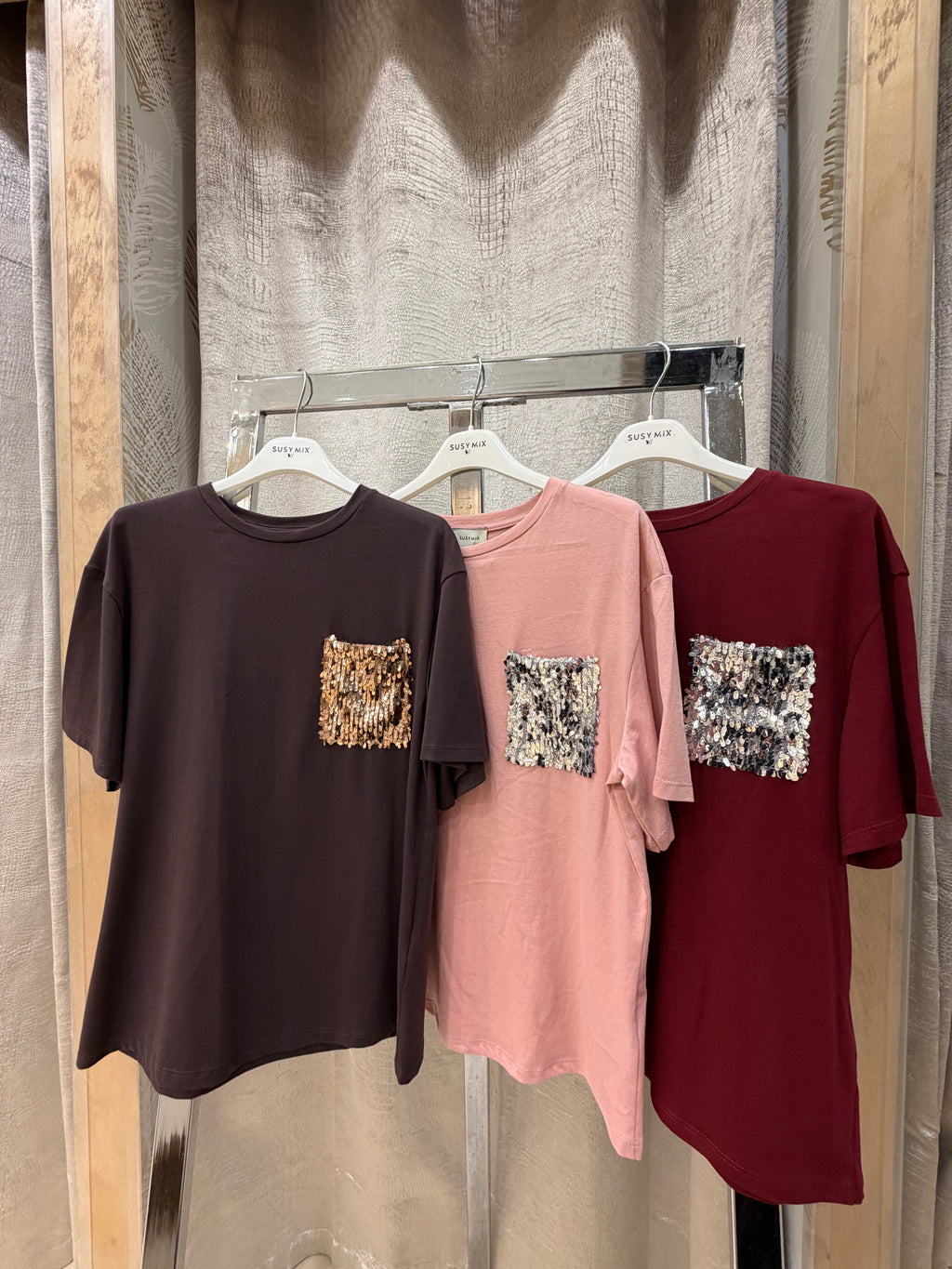 T-shirt con taschino paillettes