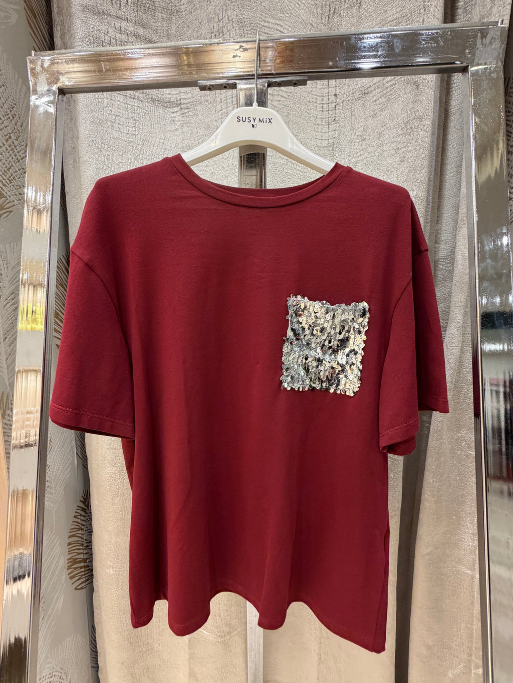T-shirt con taschino paillettes