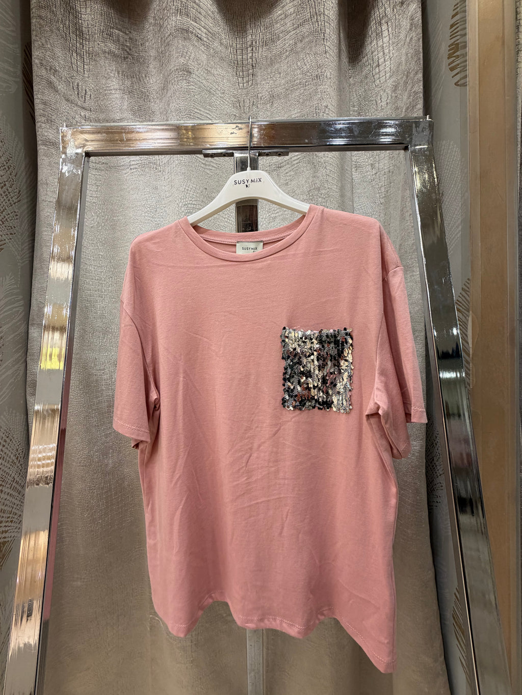 T-shirt con taschino paillettes